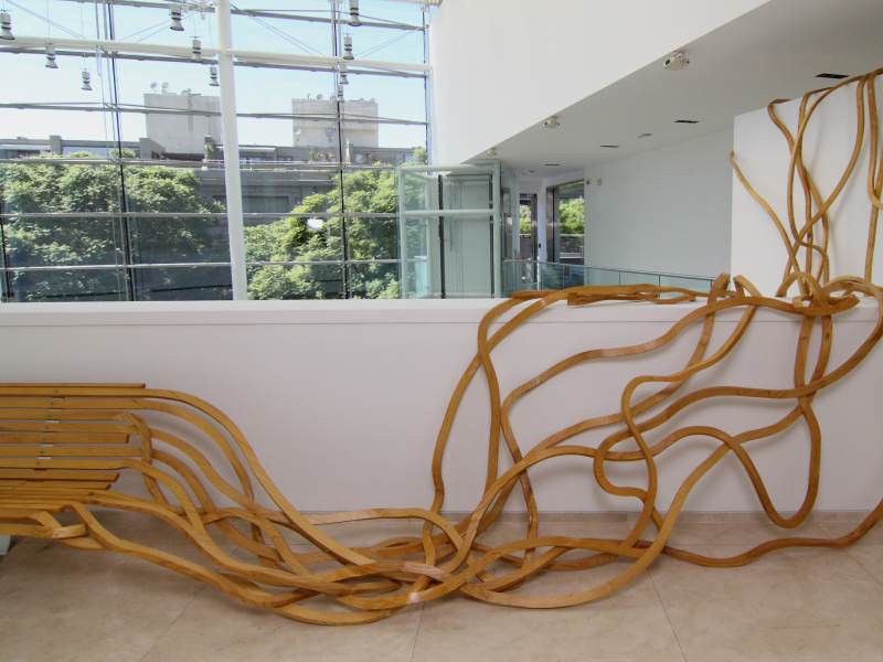 Absurdní forma užitého umění: <small>Špagetová lavička nebo oživlý rám obrazu</small>